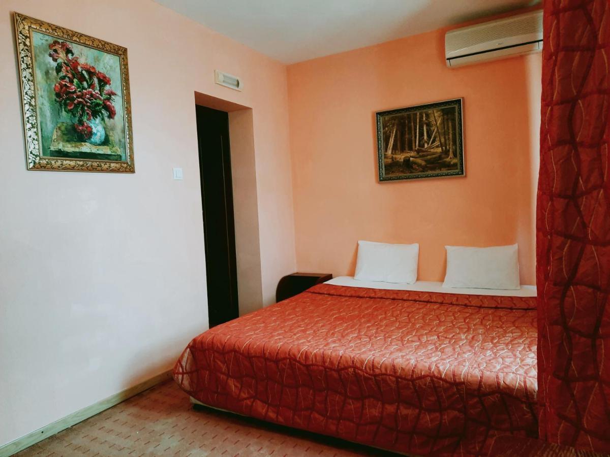 Family Art Hotel Gallery Pleven Esterno foto
