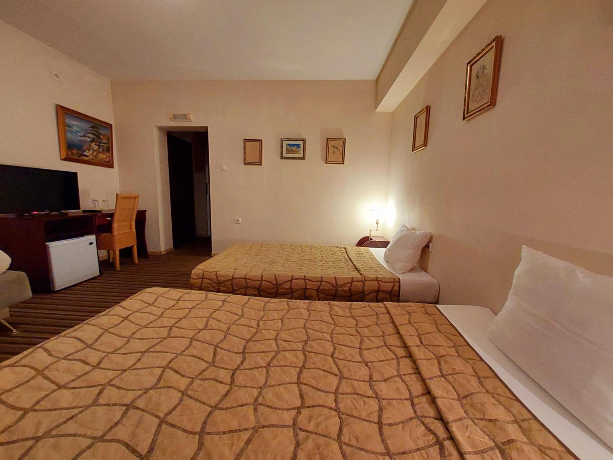 Family Art Hotel Gallery Pleven Esterno foto