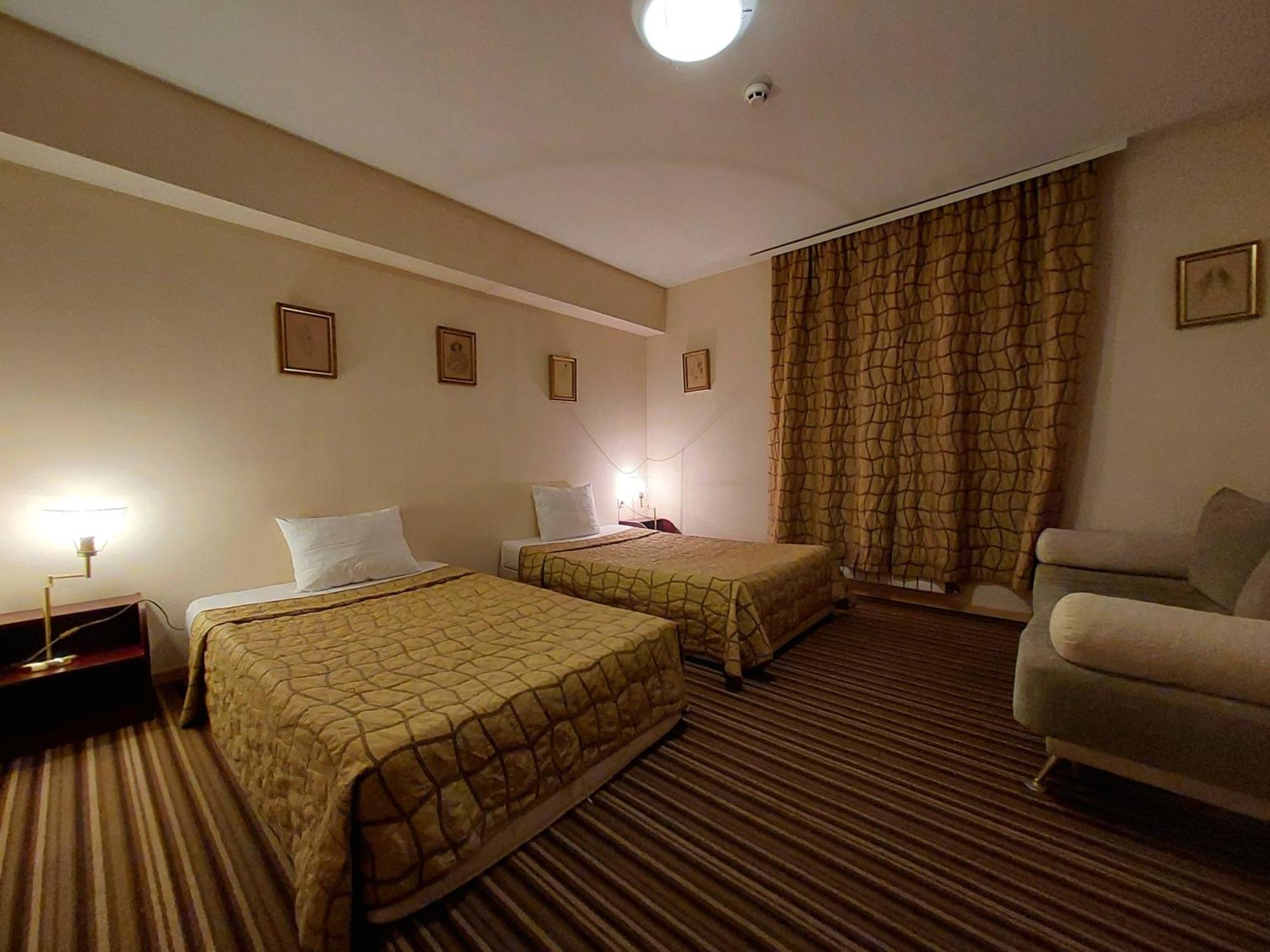 Family Art Hotel Gallery Pleven Esterno foto