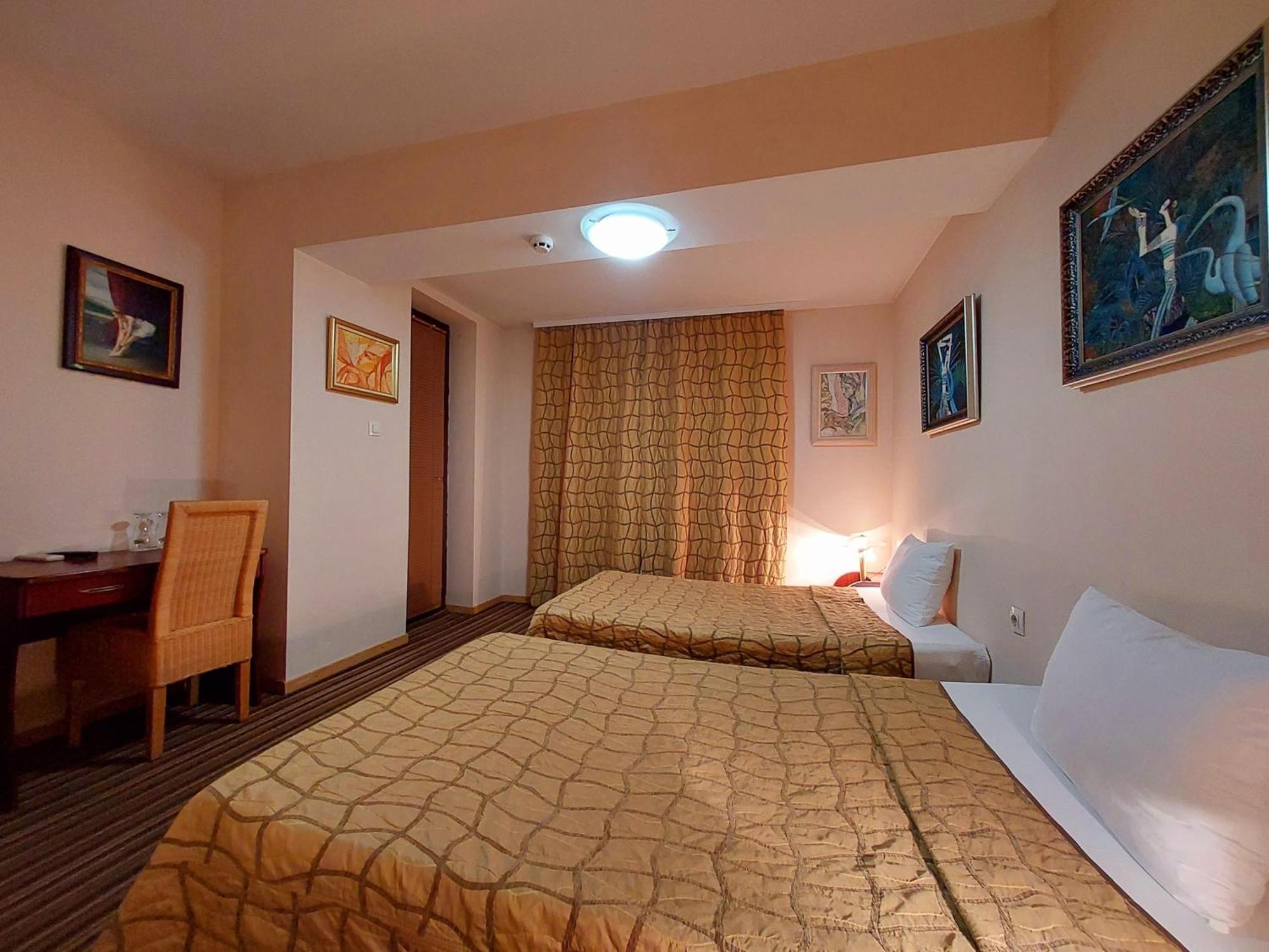 Family Art Hotel Gallery Pleven Esterno foto