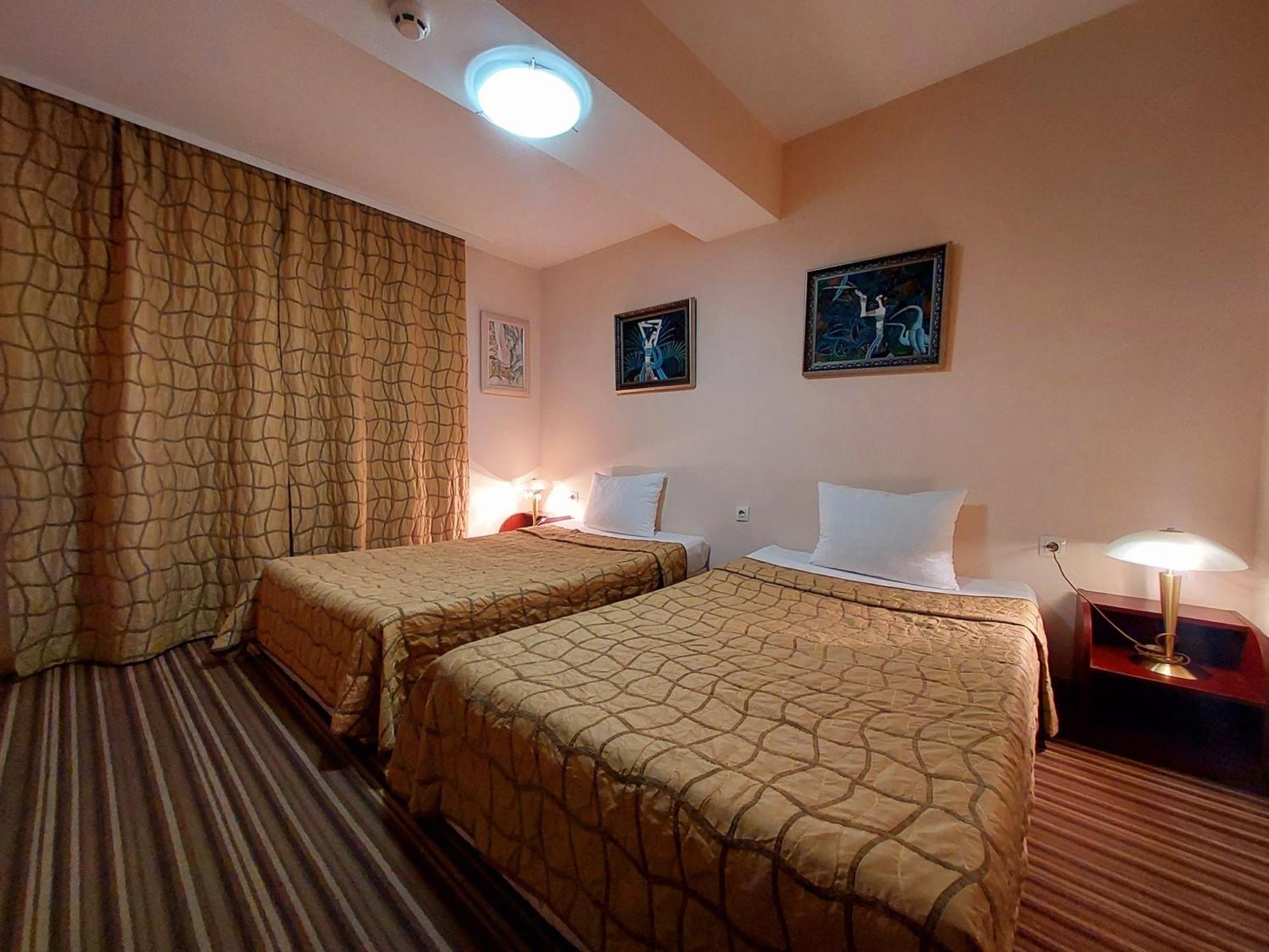 Family Art Hotel Gallery Pleven Esterno foto
