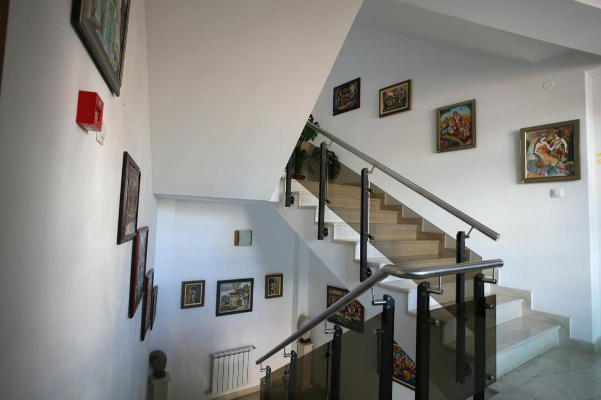 Family Art Hotel Gallery Pleven Esterno foto