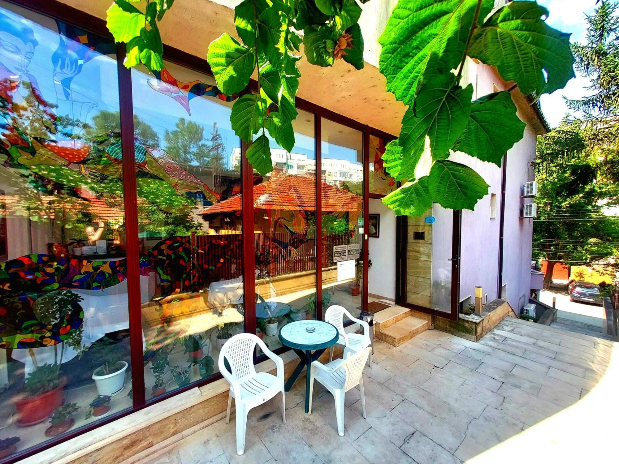 Family Art Hotel Gallery Pleven Esterno foto