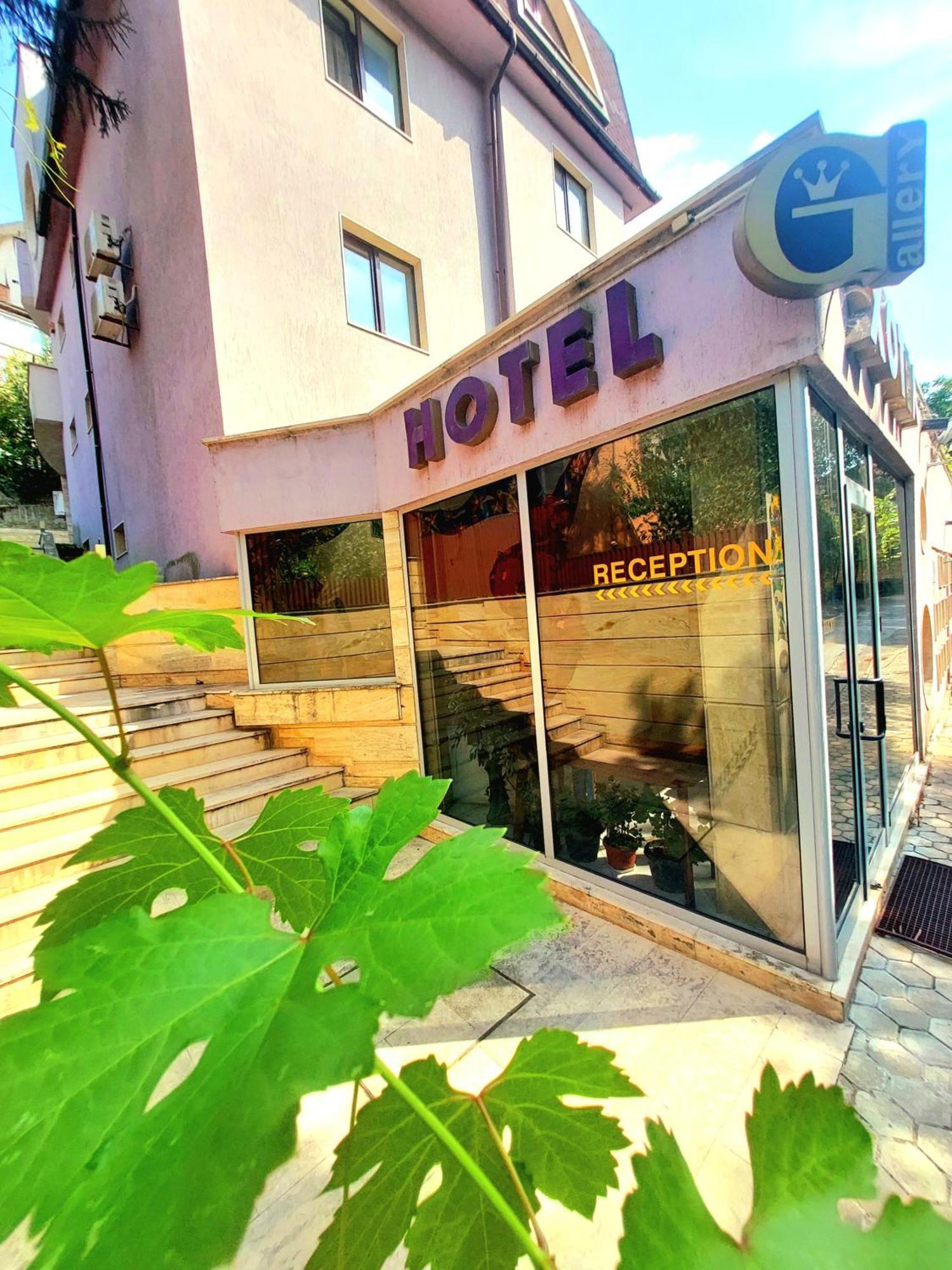 Family Art Hotel Gallery Pleven Esterno foto